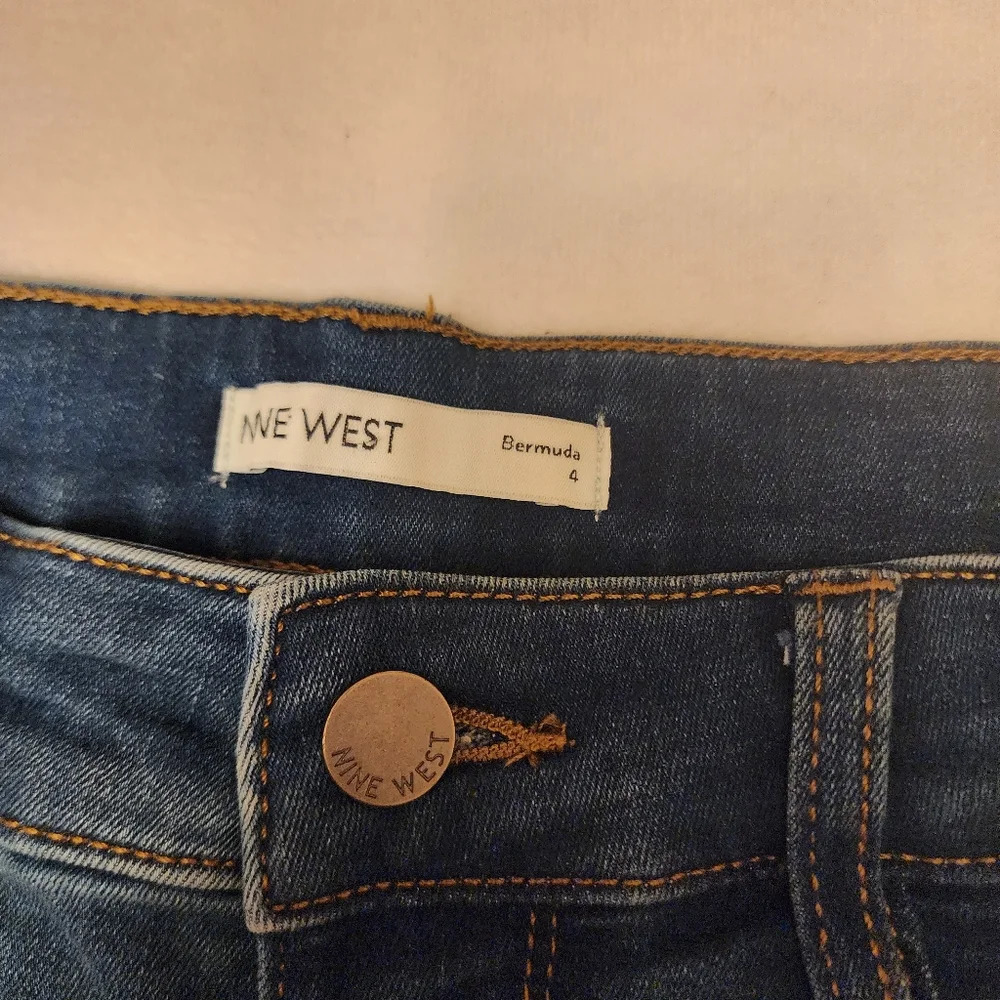 Nine West Womend Bermuda Frayed Denim Shorts Size 4 Loose Fit - Picture 8 of 10